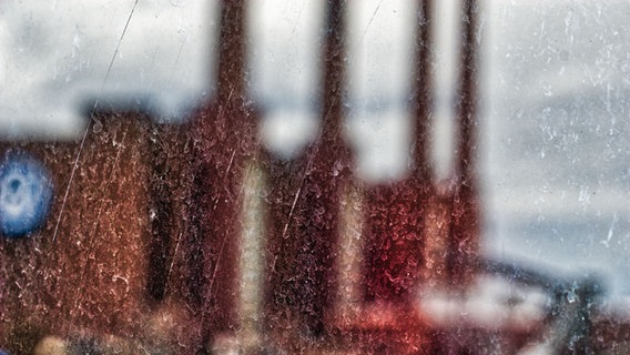 DasVolkswagenkraftwerk in Wolfburg, fotografiert durch eine schmutzige Fensterscheibe © NDR Foto: Uwe Day