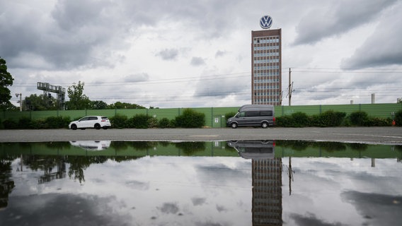 Blick auf das VW-Markenhochhaus in Wolfsburg. © picture alliance Foto: picture alliance/dpa | Julian Stratenschulte