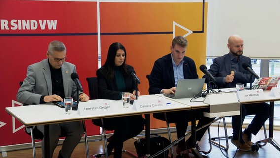 Thorsten Gröger, Daniela Cavallo, Jan Mentrup und Heiko Lossie informieren bei einer Pressekonferenz über die Pläne des Volkswagen Betriebsrats. © NDR 