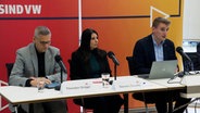 Thorsten Gröger, Daniela Cavallo, Jan Mentrup und Heiko Lossie informieren bei einer Pressekonferenz über die Pläne des Volkswagen Betriebsrats. © NDR 