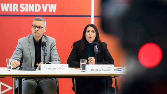 Thorsten Gröger, IG Metall-Verhandlungsführer, und Daniela Cavallo, Gesamtbetriebsratsvorsitzende Volkswagen, sprechen bei einer Pressekonferenz. © dpa Foto: Alicia Windzio