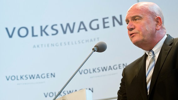 VW-Betriebsratsvorsitzender Bernd Osterloh spricht vor Pressevertretern. © dpa-Bildfunk Foto: Julian Stratenschulte