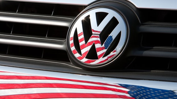 Im Logo von VW spiegelt sich die Flagge der USA. © dpa Bildfunk Foto: Friso Gentsch