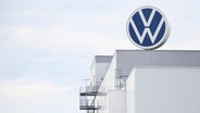 Ein Volkswagen Logo dreht sich auf dem Dach vom Werk von Volkswagen Nutzfahrzeuge. © dpa - picture alliance Foto: Julian Stratenschulte