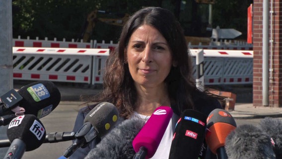 Die Volkswagen-Betriebsratsvorsitzende Daniela Cavallo gibt ein Pressestatement ab. © NDR 