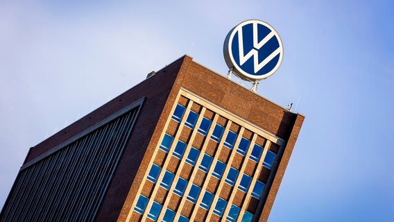 Das Markenhochhaus am Volkswagen-Stamm ist morgens vor wolkenlosem Himmel zu sehen. © picture alliance/dpa/Moritz Frankenberg Foto: Moritz Frankenberg