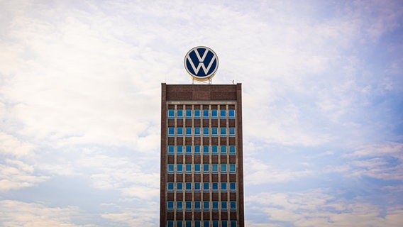 Das Volkswagen-Logo befindet sich auf dem Dach des Markenhochhauses in Wolfsburg. © picture Alliance/dpa | Moritz Frankenberg Foto: Moritz Frankenberg