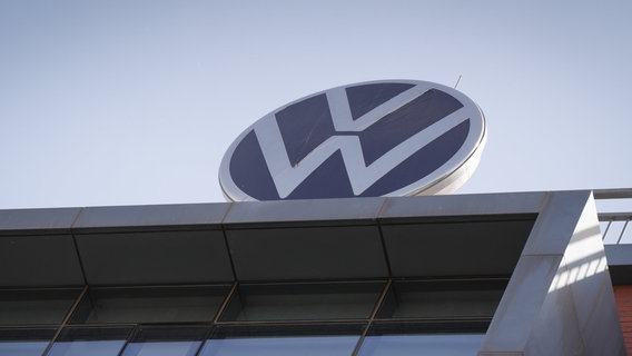 Das Logo von Volkswagen ist auf dem Dach eines Gebäudes zu sehen. © picture alliance/dpa Foto: Soeren Stache