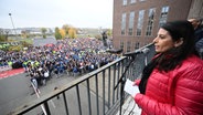 Daniela Cavallo, Vorsitzende des Gesamt- und Konzernbetriebsrats der Volkswagen AG, spricht bei einer Informationsveranstaltung des Gesamtbetriebsrates VW im VW-Stammwerk Wolfsburg zu der geplanten Schließung von drei Werken. © dpa Foto: Julian Stratenschulte