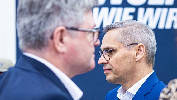 Arne Meiswinkel (li), Verhandlungsführer VW und Personalvorstand der Marke Volkswagen, und Thorsten Gröger (re), Bezirksleiter der IG Metall in Niedersachsen und Sachsen-Anhalt, stehen bei der zweiten Runde der Tarifverhandlungen von Volkswagen und IG Metall nebeneinander. © Moritz Frankenberg/dpa Foto: Moritz Frankenberg/dpa