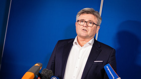 Arne Meiswinkel, Verhandlungsführer VW und Personalvorstand der Marke Volkswagen, gibt nach den zweiten Tarifverhandlungen von Volkswagen und IG Metall ein Pressestatement ab. © dpa-Bildfunk Foto: Moritz Frankenberg