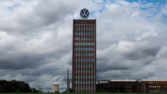 Das Verwaltungshochhaus von VW steht unter einem Wolkenhimmel. © picture alliance/dpa | Melissa Erichsen Foto: Melissa Erichsen