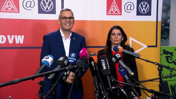 IG Metall Verhandlungsführer Thorsten Gröger und VW Betriebsratschefin Daniela Cavallo geben ein Pressestatement ab. © NDR 