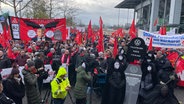 Mitarbeitende von Volkswagen nehmen an einer Kundgebung anlässlich der Tarifrunde teil. © NDR Foto: Lydia Callies