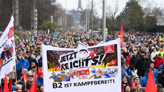 Beschäftigte von VW nehmen an einem Warnstreik vor dem Stammwerk in Wolfsburg teil. © dpa Foto: Julian Stratenschulte