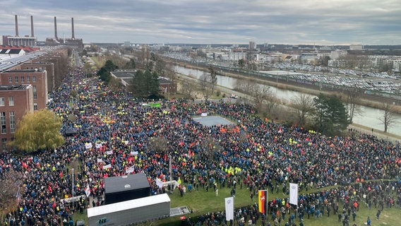 Eine Luftaufnahme zeigt streikende Beschäftigte vor dem VW Werk in Wolfsburg. © NDR Foto: Lydia Callies