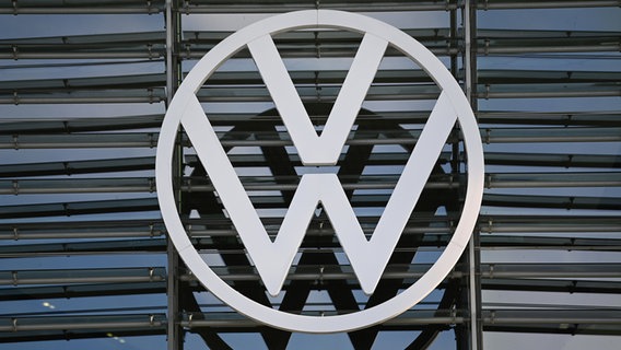 Wolfsburg: Das Logo von VW ist an einem Markenpavillon in der Autostadt zu sehen. © dpa Foto: Swen Pförtner