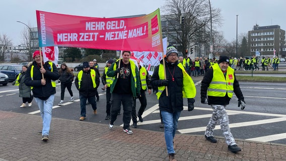 Angestellte des öffentlichen Dienstes bei einem Warnstreik in Salzgitter. © NDR Foto: Lydia Callies