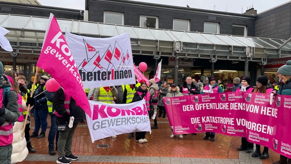 Angestellte des öffentlichen Dienstes bei einem Warnstreik in Salzgitter. © NDR Foto: Lydia Callies