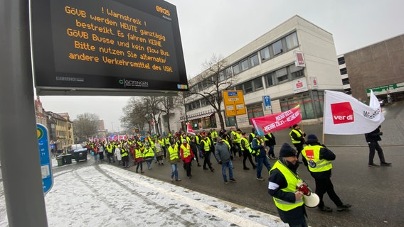 Streikende auf dem Weg zu einer Kundgebung in Göttingen. © NDR Foto: Jan Fragel