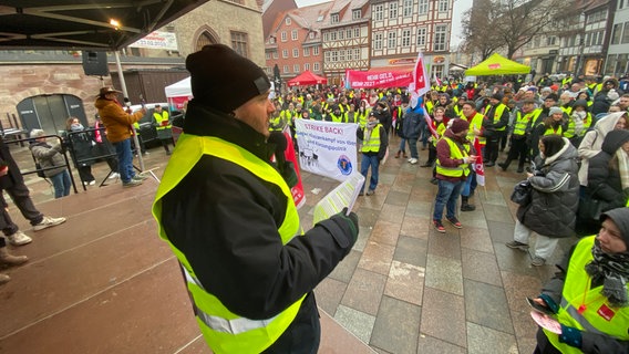 Streikende bei einer Kundgebung in Göttingen. © NDR Foto: Jan Fragel