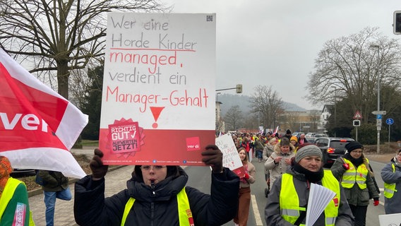 Streikende bei einer Kundgebung in Hameln © NDR Foto: Wolfgang Kurtz