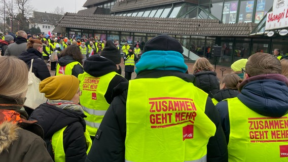 Mitglieder von ver.di bei einer Kundgebung vor der Rattenfänger-Halle in Hameln © NDR Foto: Wolfgang Kurtz