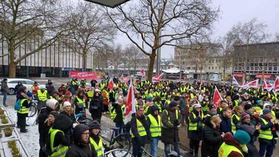 Menschen bei einem Warnstreik von ver.di in Wolfsburg. © ver.di Region Süd-Ost-Niedersachsen 