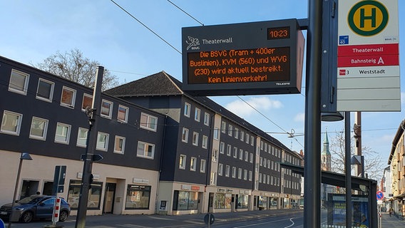 An einer Bushaltestelle in Braunschweig steht auf einem Display die Information, dass wegen eines Streiks keine Linienverkehr stattfindet. © NDR Foto: Birte Olig