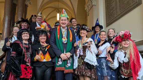 Verkleidete Frauen treffen den Braunschweiger Oberbürgermeister Thorsten Kornblum zur Weiberfastnacht. © NDR Foto: Tino Novitzki