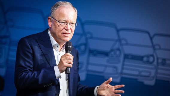 Stephan Weil (SPD), Ministerpräsident von Niedersachsen, spricht beim Festakt "50 Jahre Golf Produktion" im VW Werk. © picture alliance/dpa Foto: Moritz Frankenberg