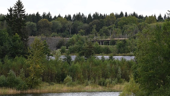 Blick auf einen Teilbereich der ehemaligen Sprengstoff-Fabrik "Werk Tanne" mit dem Mittleren Pfauenteich im Vordergrund. © picture alliance/dpa/Swen Pförtner Foto: Swen Pförtner