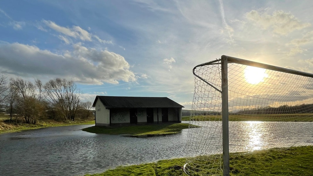 Ein überschwemmter Sportplatz in Eisdorf-Dorste.