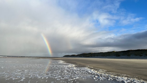 Ein Regenbogen am Strand von Norderney. © NDR Foto: Cornelia Dettmer