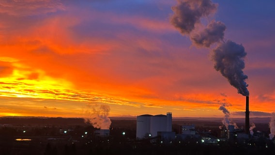 Die Zuckerfabrik Schladen bei Sonnenaufgang © NDR Foto: Ralph Behrens