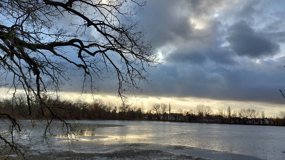 Ein Lichtstreifen am Horizont über dem Kreuzteich in Riddagshausen © NDR Foto: Reinhard Vahldiek