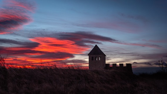 Die Kaiserpfalz Werla im Landkreis Wolfenbüttel bei Sonnenaufgang am Neujahrstag 2025 © NDR Foto: Jörn Olaf Schewski