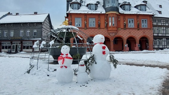 Schneemänner auf dem Marktplatz in Goslar © NDR Foto: Sabine Mers