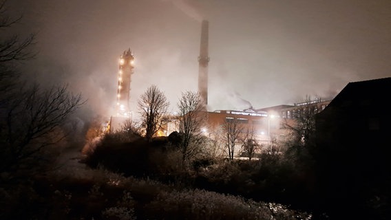 Eine Fabrik im Nebel. © NDR Foto: Heiko Sudhoff