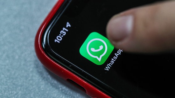 Ein Finger tippt auf einem Smartphone auf die App WhatsApp. © picture alliance / PIXSELL Foto: Igor Soban