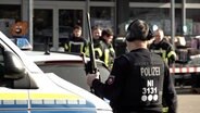 Ein Polizist hält ein Gewehr in der Hand. © aktuell24 