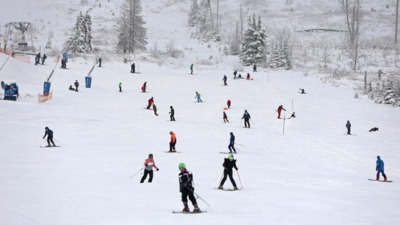 Wintersportler sind am Wurmberg im Harz unterwegs. © dpa Foto: Matthias Bein