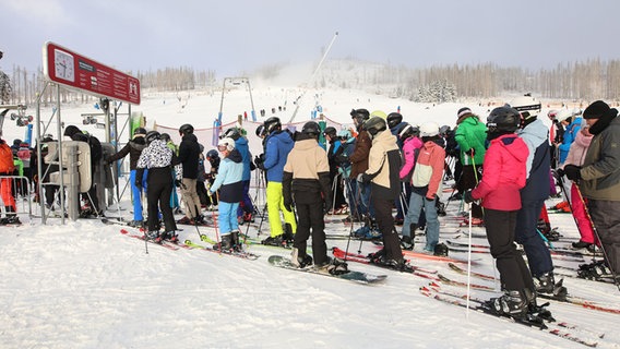 Wintersportler sind im Bereich Hexenritt am Wurmberg unterwegs und stehen am Schlepplift an. © dpa Foto: Matthias Bein