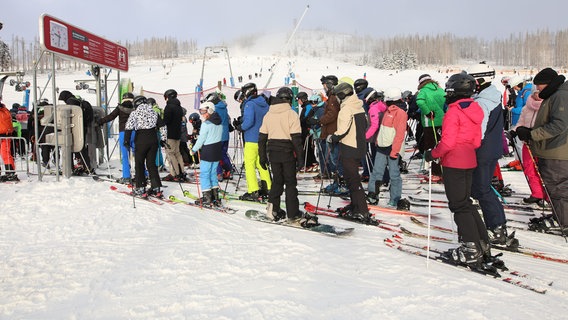 Wintersportler sind im Bereich Hexenritt am Wurmberg unterwegs und stehen am Schlepplift an. © dpa Foto: Matthias Bein