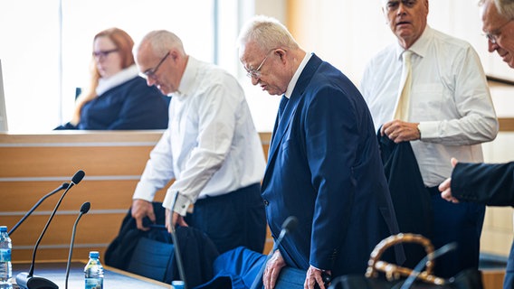 Martin Winterkorn (Mitte), ehemaliger Vorstandsvorsitzender der Volkswagen AG, steht in einem Saal des Landgerichts Braunschweig zwischen seinen Verteidigern. © picture alliance/dpa Foto: Moritz Frankenberg