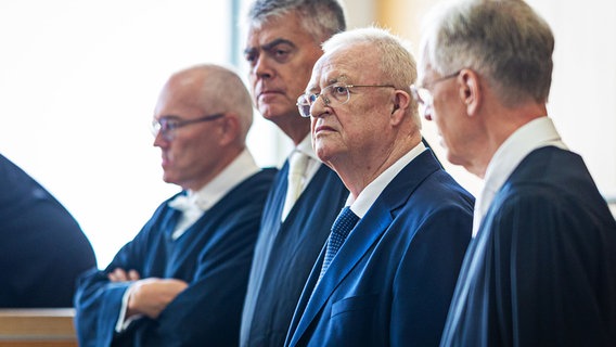 Martin Winterkorn (Mitte), ehemaliger Vorstandsvorsitzender der Volkswagen AG, steht in einem Saal des Landgerichts Braunschweig zwischen seinen Verteidigern. © picture alliance/dpa Foto: Moritz Frankenberg