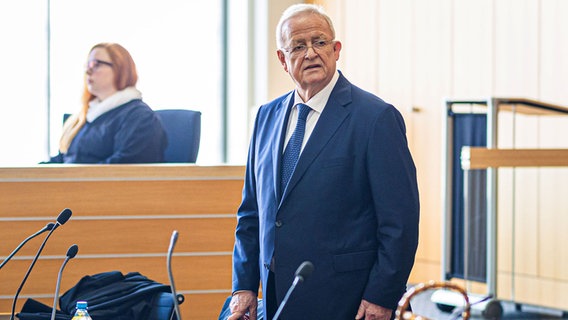 Martin Winterkorn, ehemaliger Vorstandsvorsitzender der Volkswagen AG, steht im Saal des Landgerichts Braunschweig. © picture Alliance/dpa/Moritz Frankenberg Foto: Moritz Frankenberg