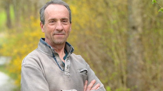 Eine Portraitaufnahme von Alec Wodtke. Der Professor für Physikalische Chemie steht draußen in grüner Natur. © Max-Planck-Institut für Multidisziplinäre Naturwissenschaften Foto: Irene Böttcher-Gajewski