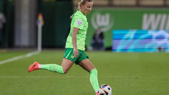 Lynn Wilms vom VfL Wolfsburg setzt an den Ball zu spielen. © picture alliance / foto2press | Oliver Baumgart Foto: Oliver Baumgart