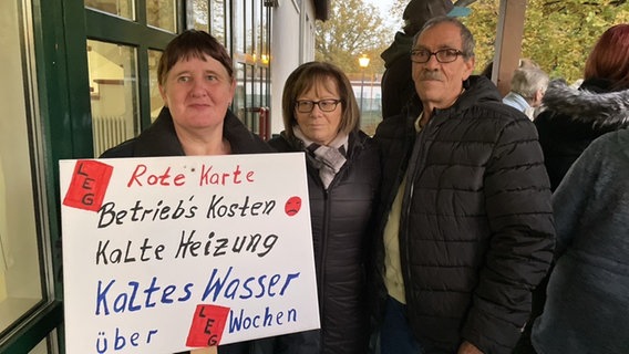 Silke Wede, Rosa Palermo Sciuto und Ignazio Sciuto aus Wolfsburg-Vorsfelde, in deren Wohnungen seit Monaten keine Heizung und kein warmes Wasser zur Verfügung steht. © NDR Foto: Michael Brandt